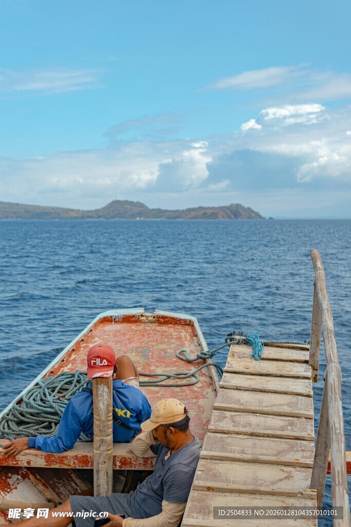 海边木栈道旁的小船
