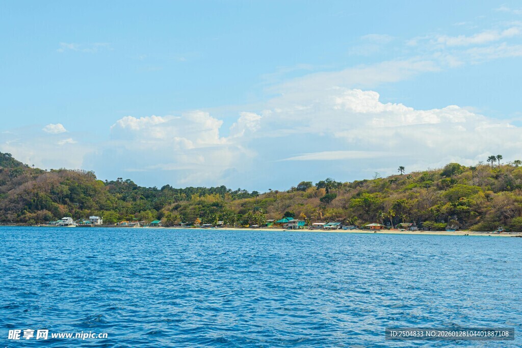 碧海蓝天间的美丽海滨风光