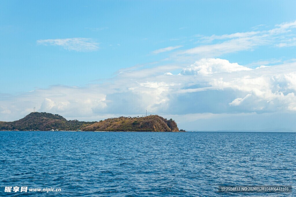 碧海蓝天中的孤耸小岛
