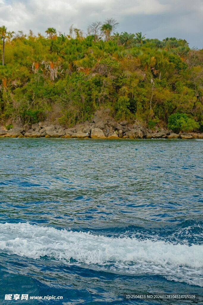 乘船赏海岸风光