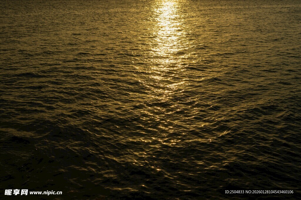 夕阳下波光粼粼的海面