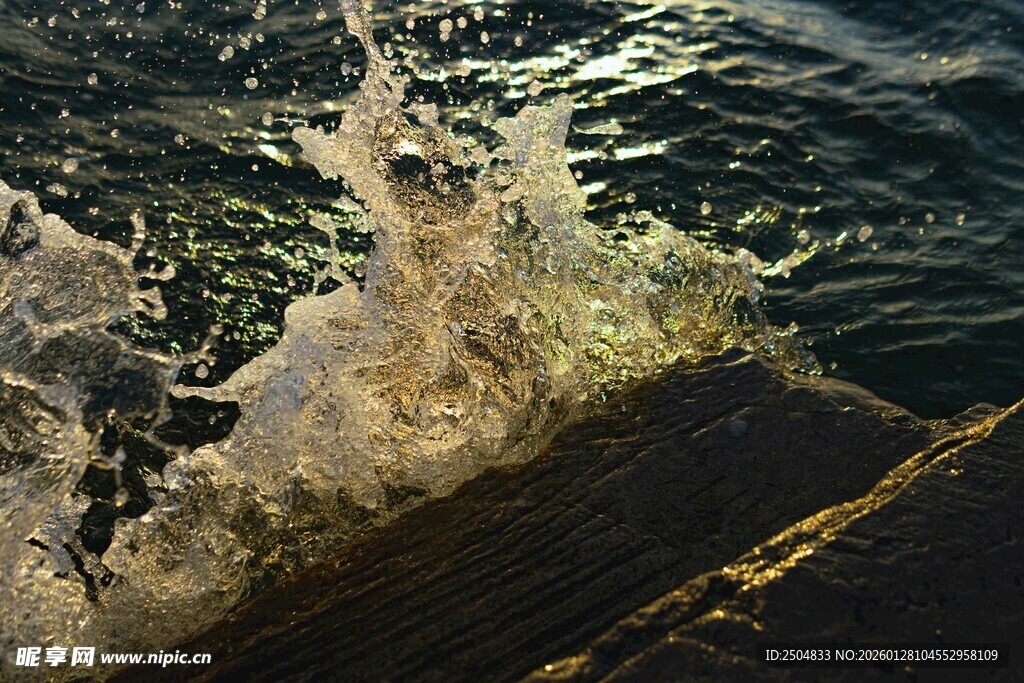 海浪拍打岸边瞬间