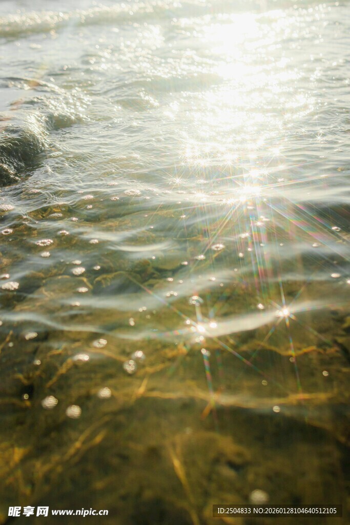 波光粼粼的水面阳光闪耀