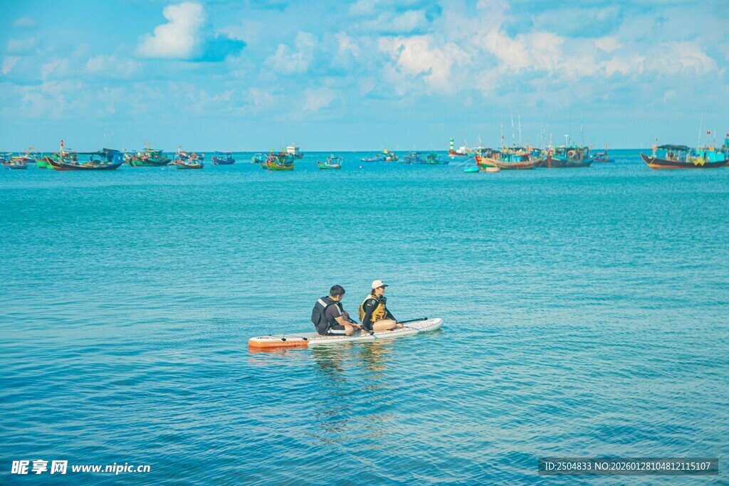 海上双人泛舟赏景