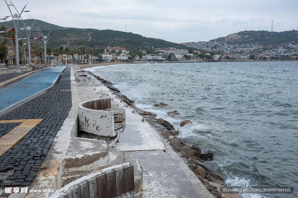 海滨步道旁的泳池与海景
