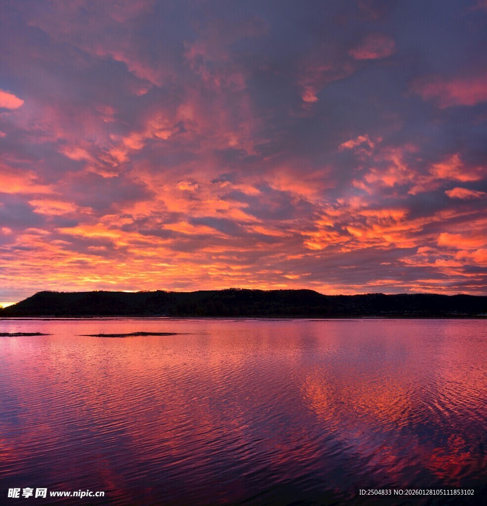 湖畔绚丽晚霞美景