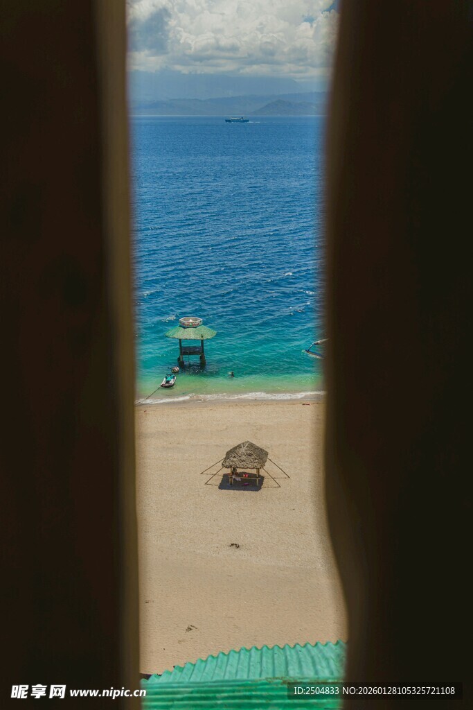 透过窗看美丽海滩风光