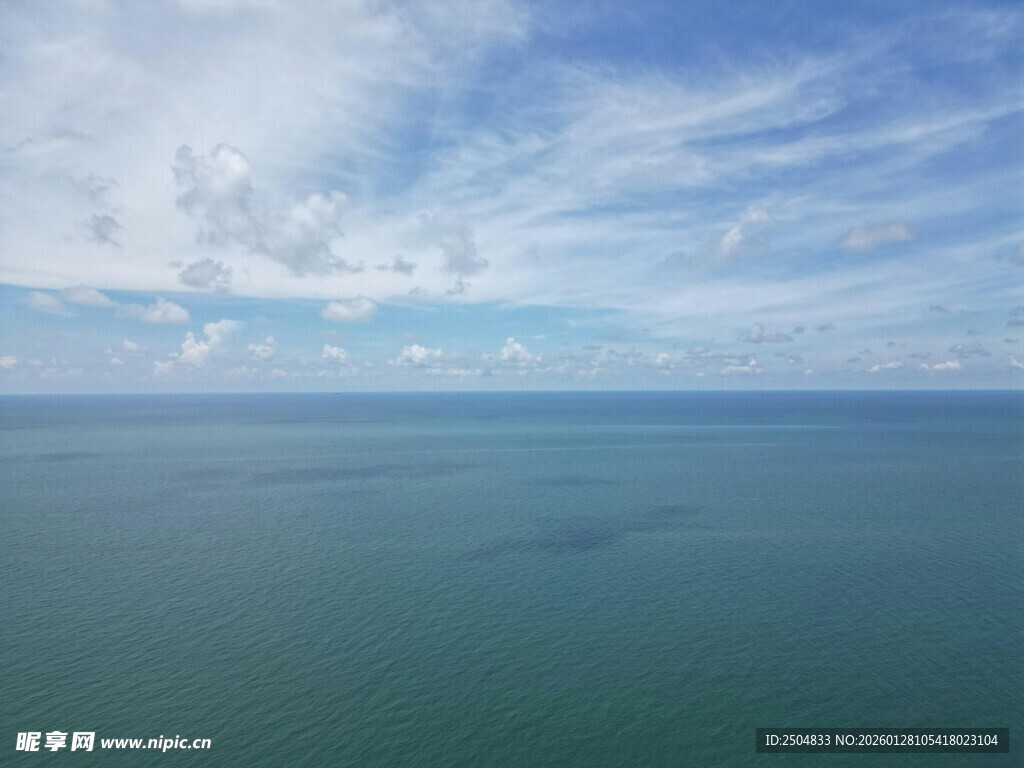 广阔蔚蓝大海与蓝天白云