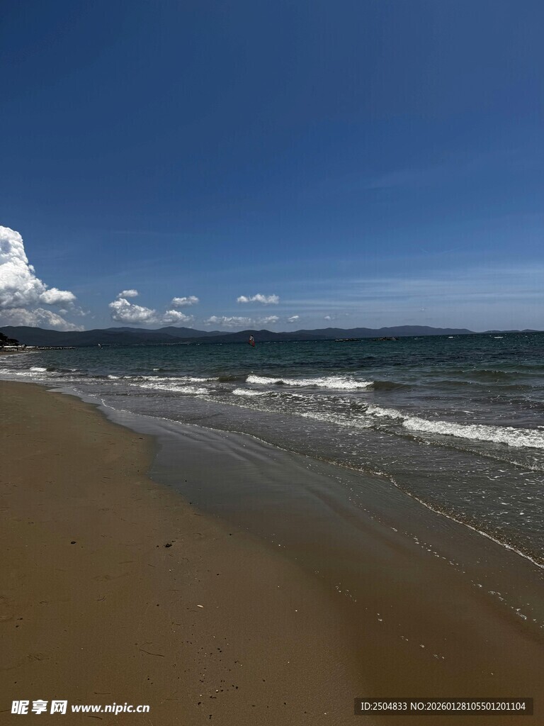 宁静海滩 蓝天碧海金沙