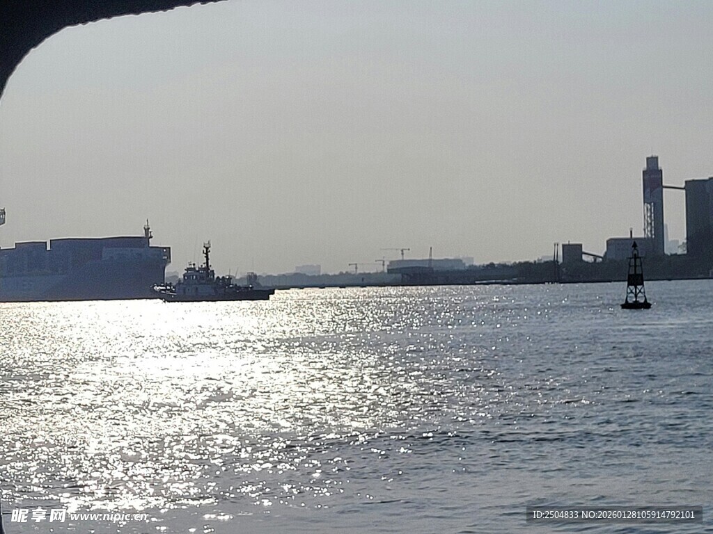 海滨城市的波光粼粼景象