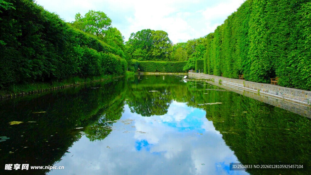 静谧林荫水道 倒影如画
