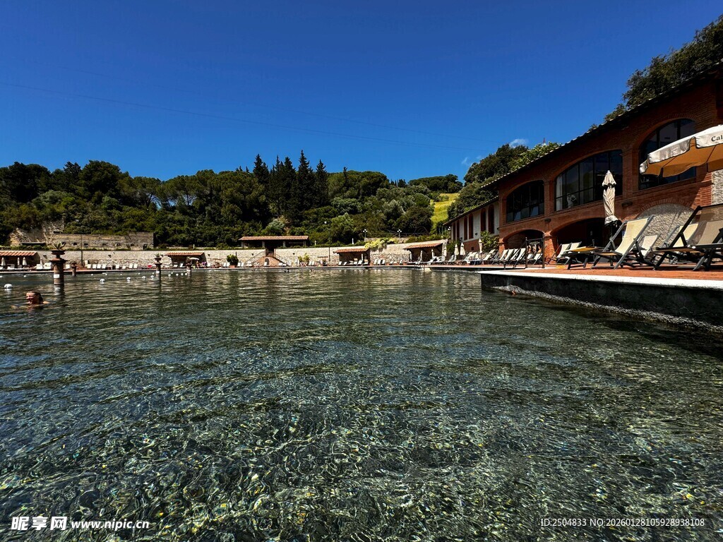 清澈水边的惬 度假场景