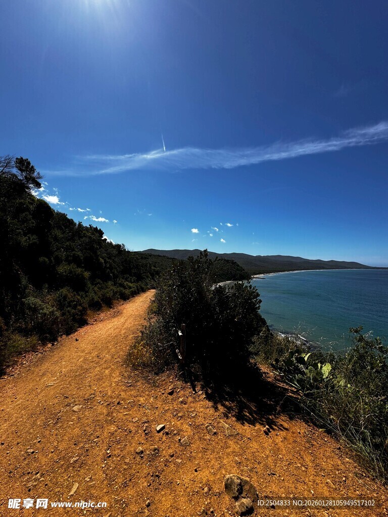 山间土路旁的碧海蓝天