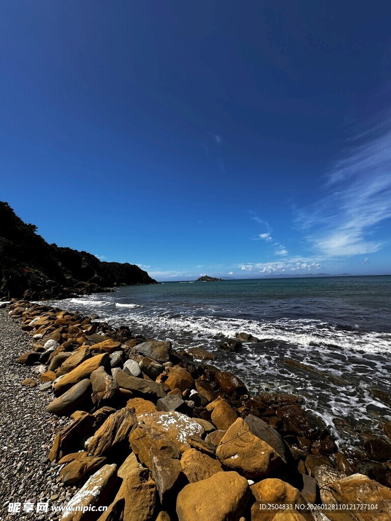 海边礁石与壮阔海景