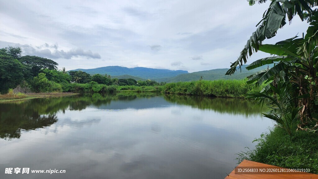 宁静山水间的美丽湖景