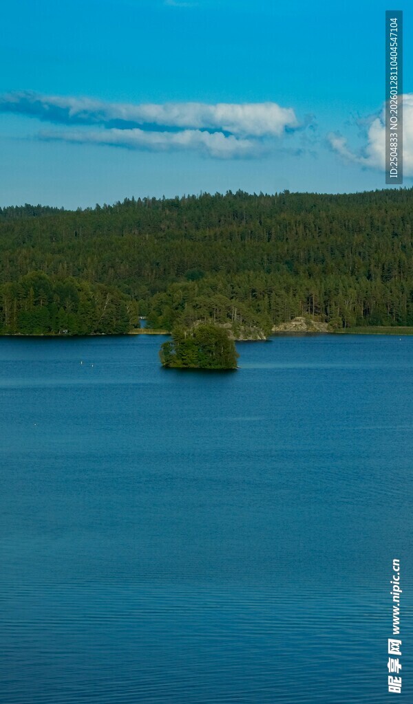 宁静蓝湖中的孤立小岛