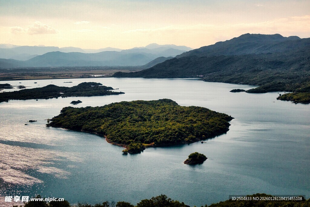 美丽湖景中的岛屿风光