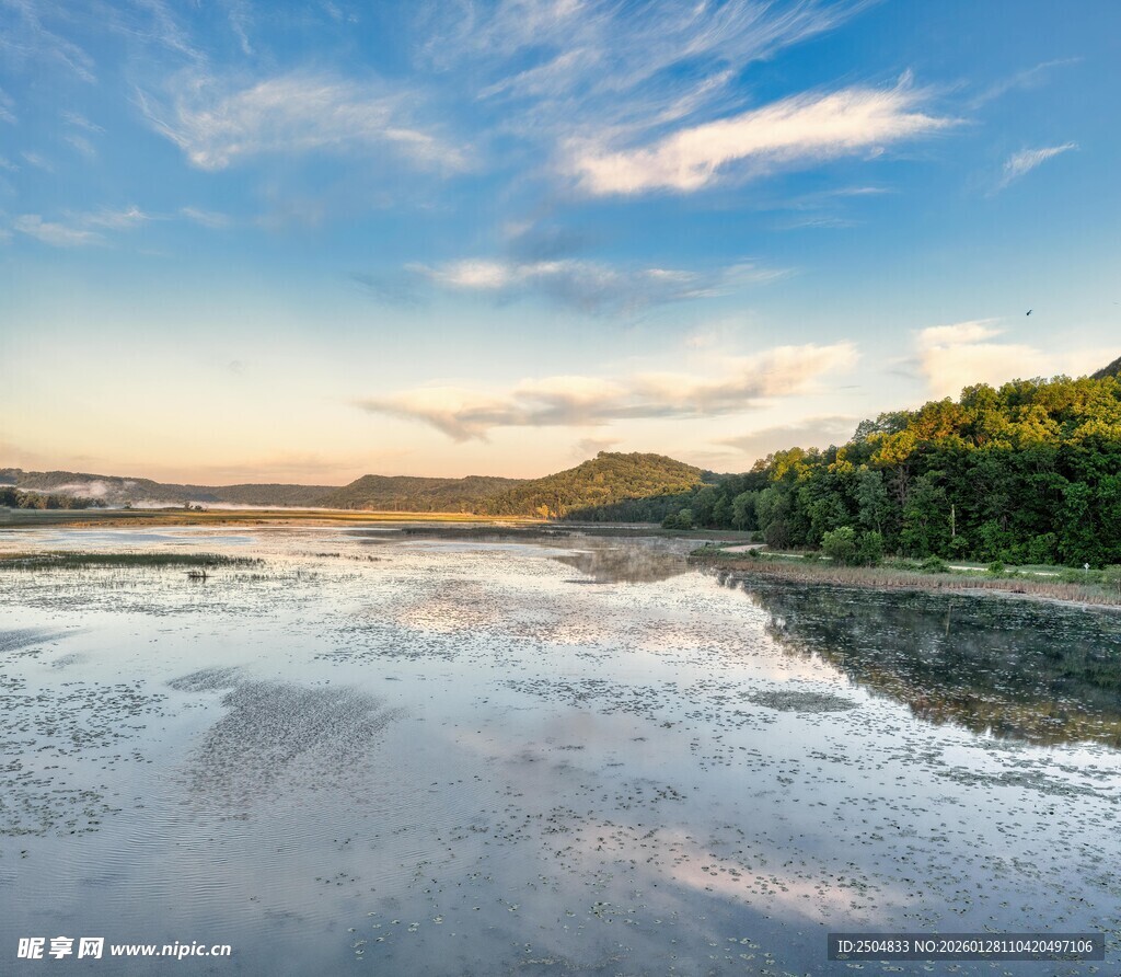 湖畔美景 天光云影共徘徊