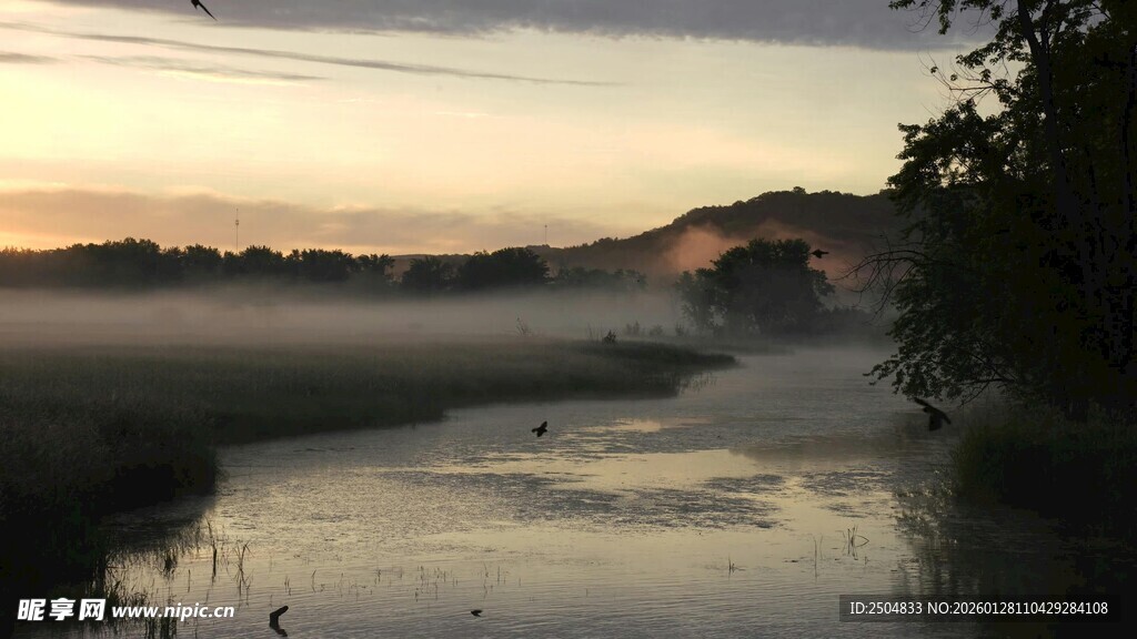 河畔晨雾中的美丽日出