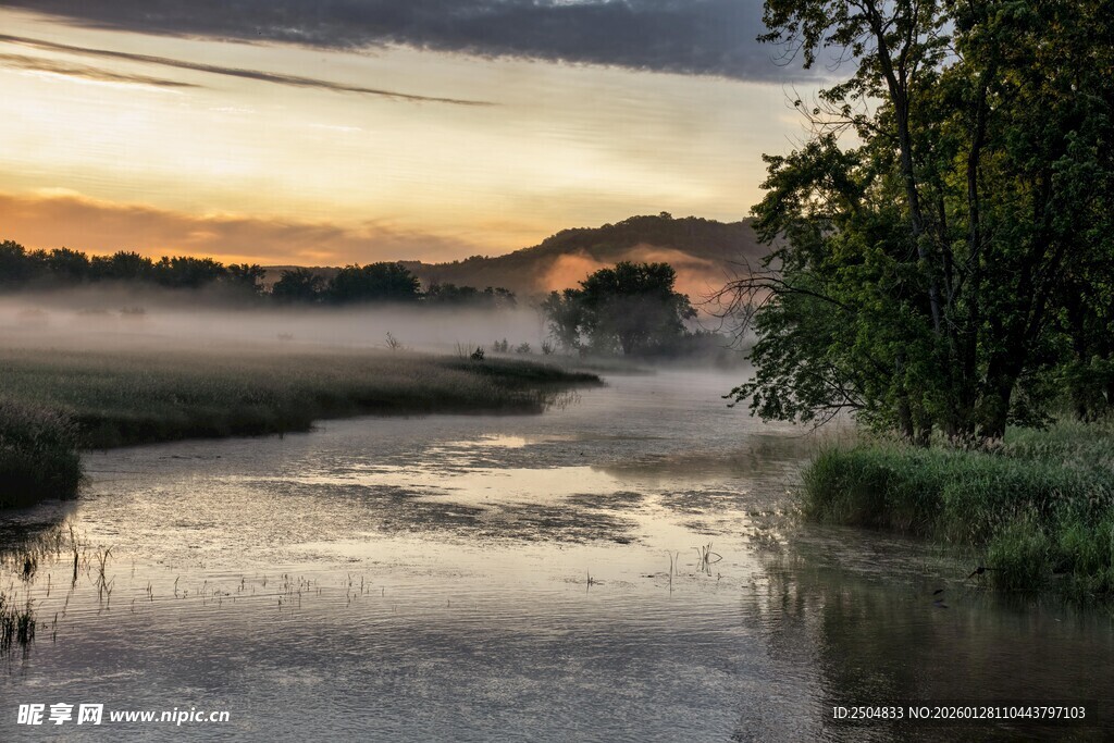 晨雾弥漫的静谧河畔风光
