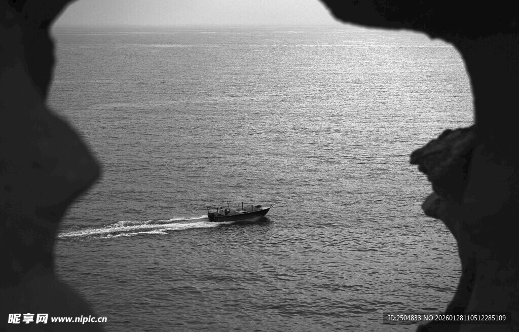 透过孔洞看海上船只