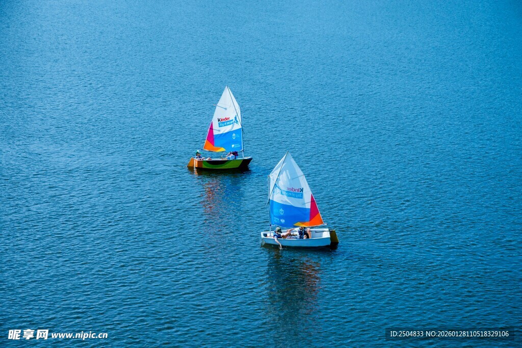 海上小帆船航行景象