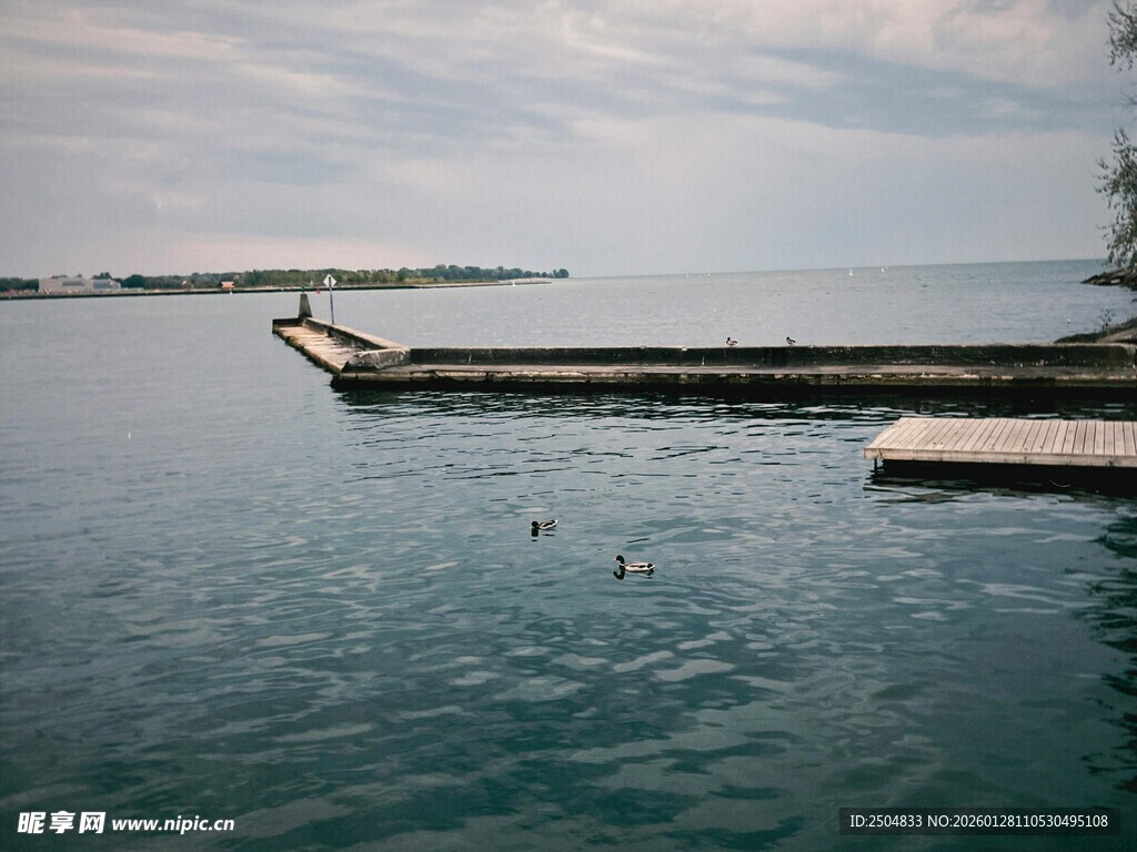 宁静海边码头风景