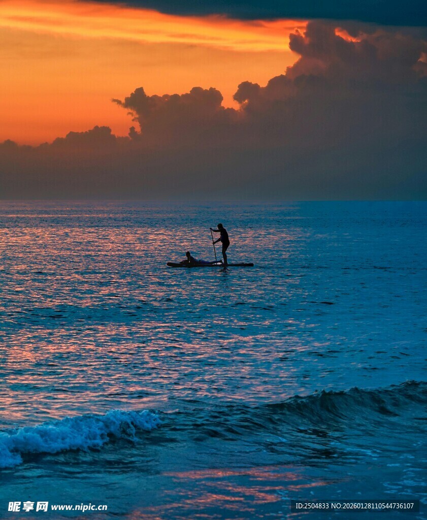 夕阳下的海上桨板运动