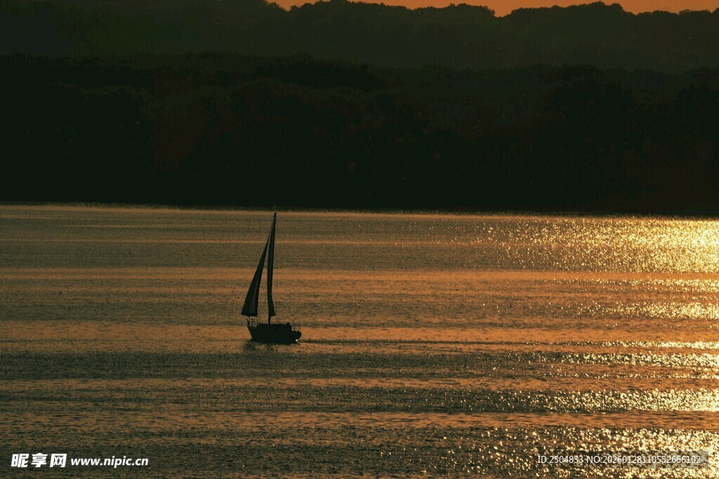 夕阳下的海上帆船