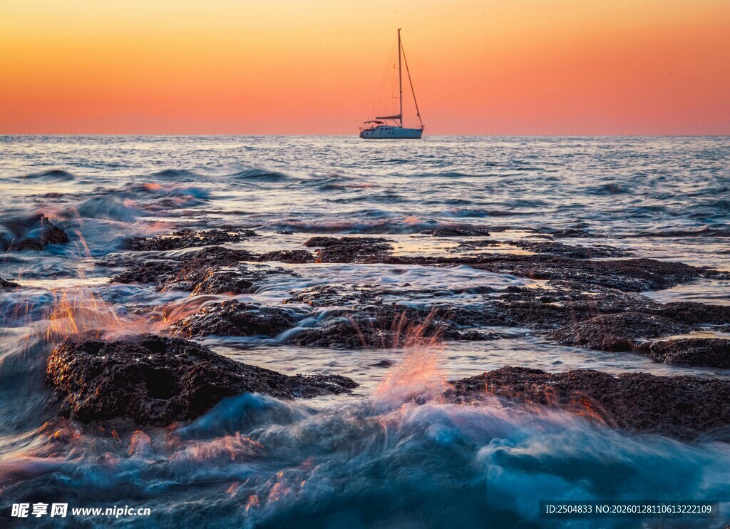 夕阳下的海面与远航帆船