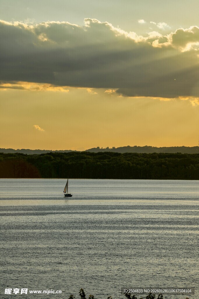 夕阳下湖面的孤舟美景
