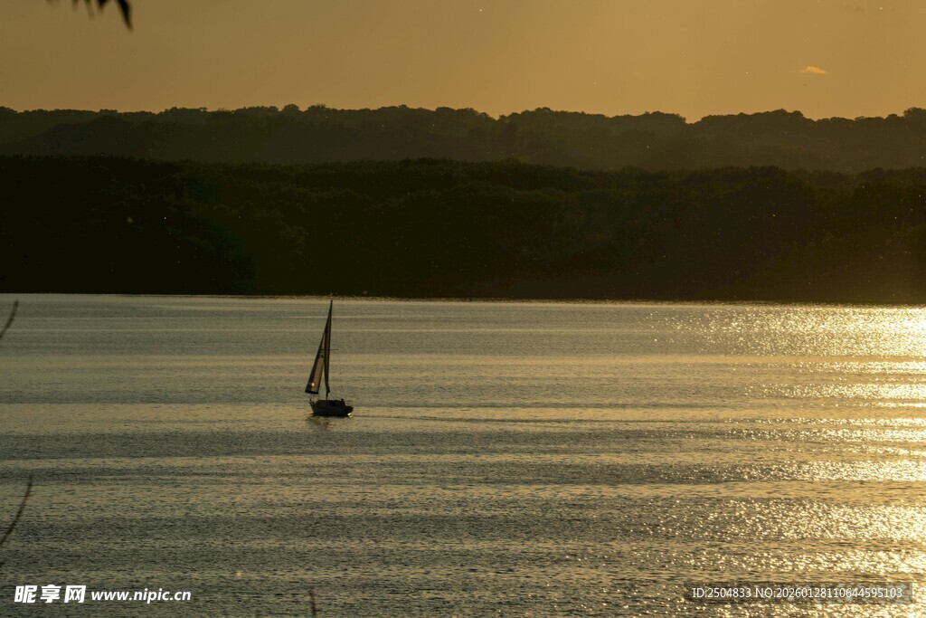 夕阳下的湖面帆船