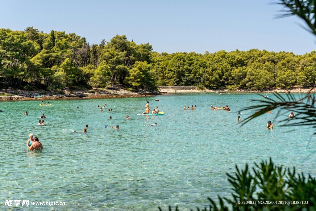 清澈湖水中人们惬意 泳