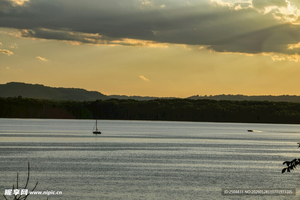 夕阳下的宁静湖面与飞鸟