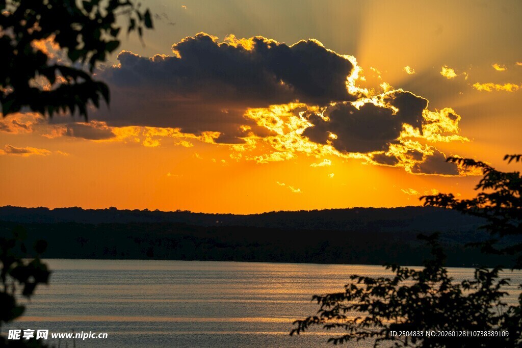 湖畔日落美景