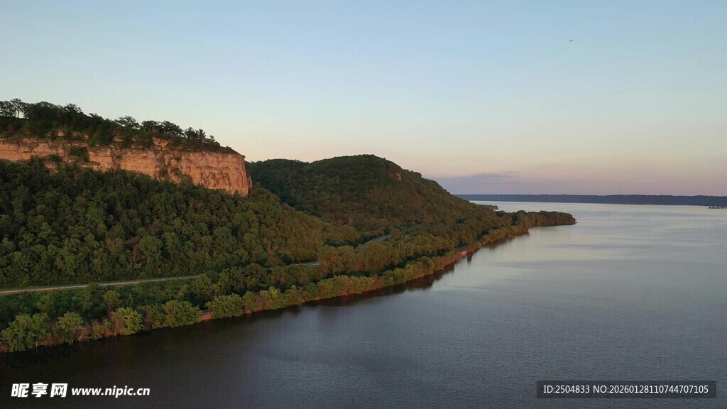 河畔青山绿水美景