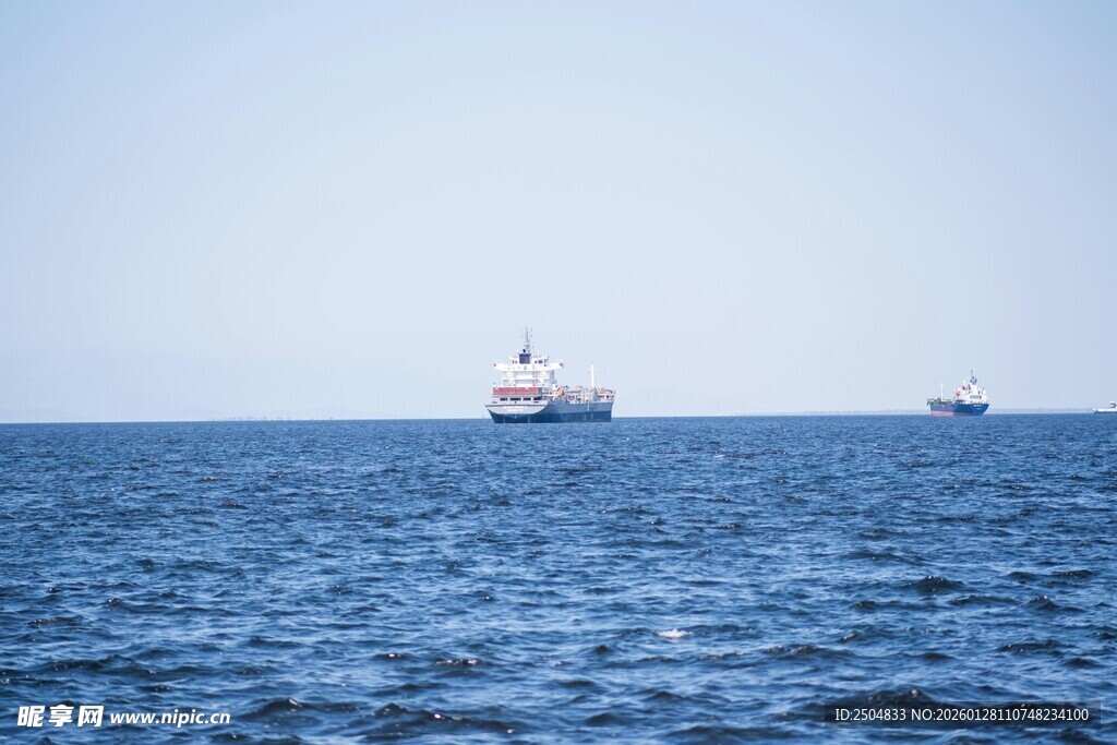 海上双船航行景象