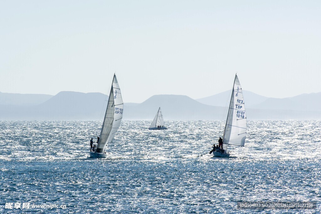 海上帆船航行美景