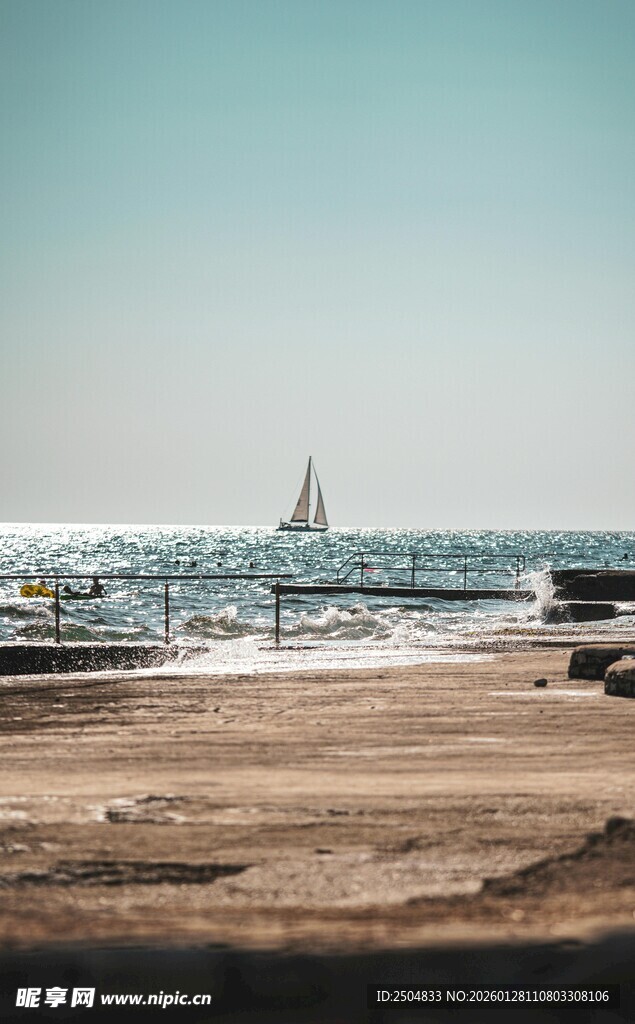 海边沙滩上的帆船风景