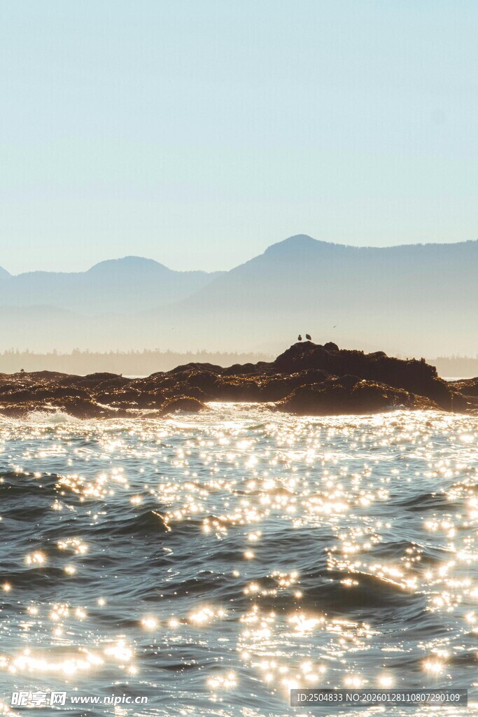波光粼粼的海边壮丽景致