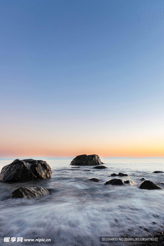 海边日落时的礁石与海浪