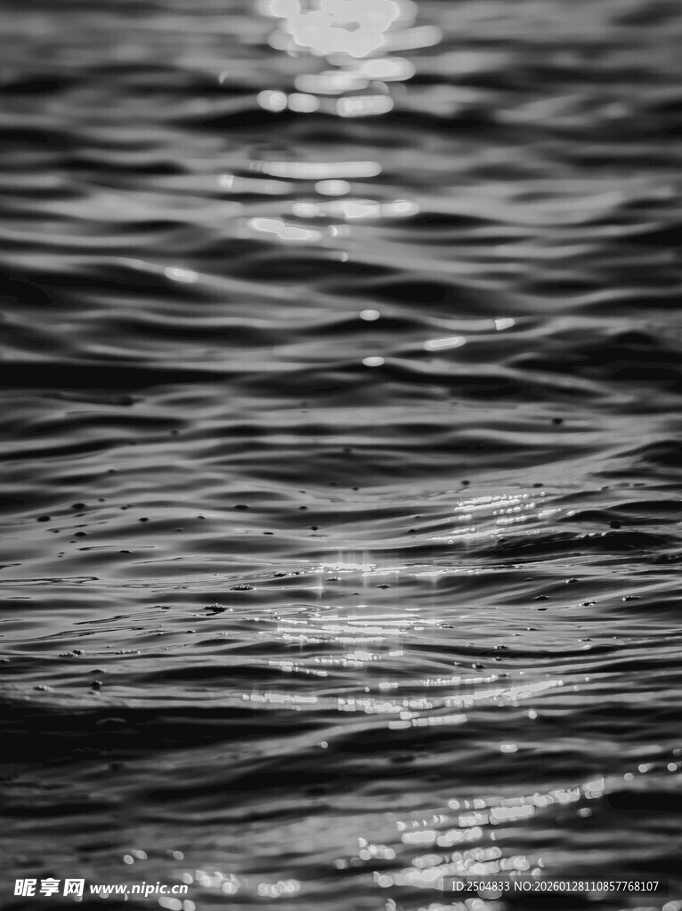 波光粼粼的水面