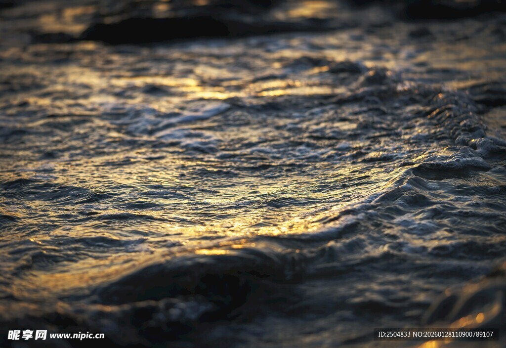 夕阳下波光粼粼的水面