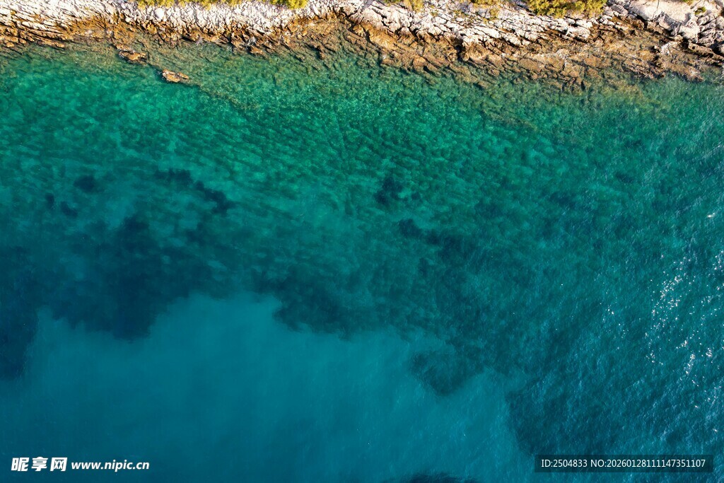 俯瞰清澈美丽的蓝色海域