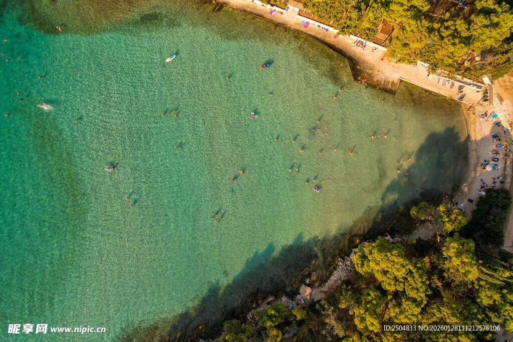 俯瞰翠绿清澈的海滨风光