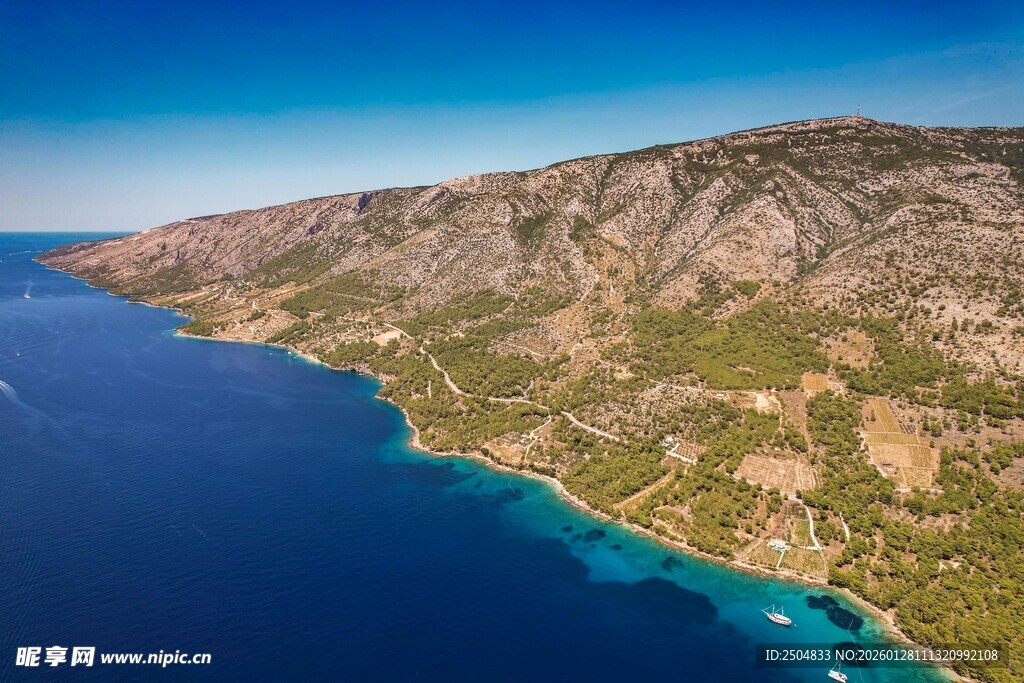 海岸山脉与蔚蓝大海景观