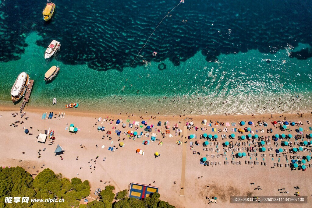 热闹海滩航拍景象