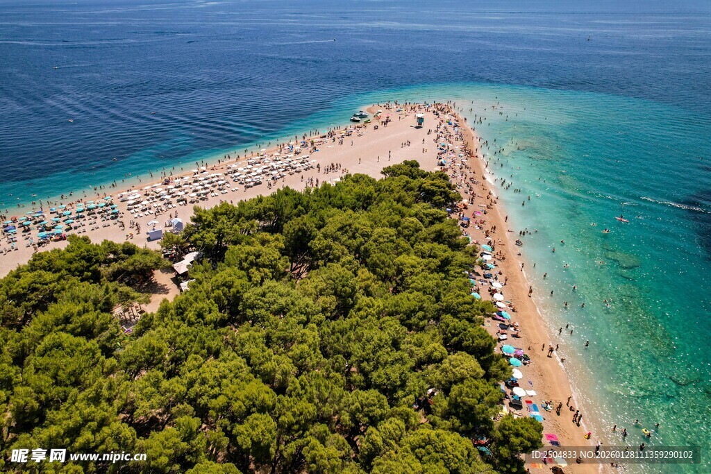 海滨绿树环绕的热闹沙滩