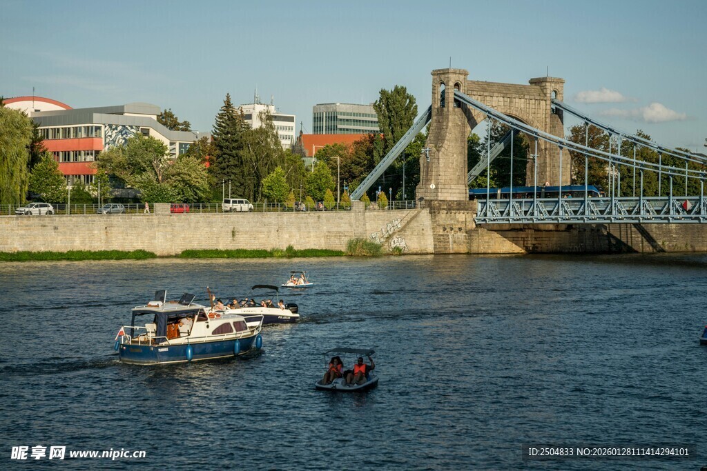 河畔桥梁与水上船只景观