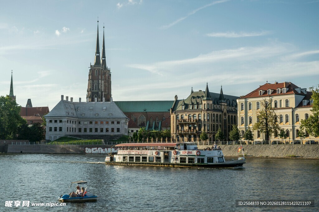 河畔城市风光与船只景象